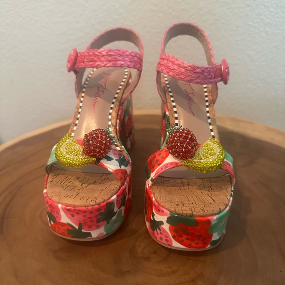 NEW Betsey Johnson Cheyne heeled platform sandals - Picture 4 of 9